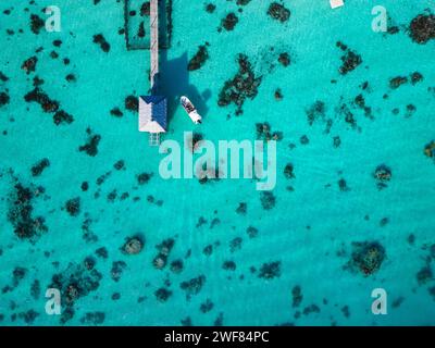 Drohnenaufnahme des Piers in der Lagune Fakarava mit Perlenfarm und Boot. Französisch-Polynesien Stockfoto