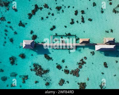 Drohnenaufnahme des Piers in der Lagune Fakarava mit Perlenfarm und Boot. Französisch-Polynesien Stockfoto