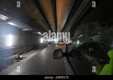 Österreich. Januar 2024. Fahren Sie durch eine der Hauptröhren im Brenner Basistunnel (BBT). Mittelfristig steht ein erster Durchbruch beim Bau des Brenner-Basistunnels zwischen Österreich und Italien bevor. (Zu dpa: "Mittelfristig ist Ein Meilenstein für den Brenner-Basistunnel absehbar") Credit: Angelika Warmuth/dpa/Alamy Live News Stockfoto
