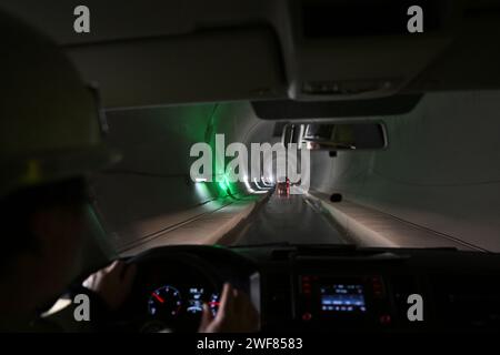 Österreich. Januar 2024. Fahren Sie durch eine der Hauptröhren im Brenner Basistunnel (BBT). Mittelfristig steht ein erster Durchbruch beim Bau des Brenner-Basistunnels zwischen Österreich und Italien bevor. (Zu dpa: "Mittelfristig ist Ein Meilenstein für den Brenner-Basistunnel absehbar") Credit: Angelika Warmuth/dpa/Alamy Live News Stockfoto