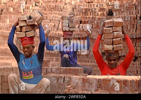 27. Januar 2024, Dhaka, Dhaka, Bangladesch: 28. Januar 2024-Dhaka, Bangladesch - Porträt einer Ziegelarbeit. Die Welt durchlebt eine rasche Urbanisierung, und Bangladesch ist keine Ausnahme davon. Eine solche rasche Urbanisierung führt zu einer massiven Nachfrage nach Ziegeln, da sie einer der wichtigsten Bestandteile für den Bau von Betonstrukturen ist. Um diesem wachsenden Bedarf gerecht zu werden, hat die Zahl der Ziegelbaufelder in Bangladesch mit alarmierender Geschwindigkeit zugenommen. Die meisten davon fanden auf landwirtschaftlichen Flächen statt, was zu einer Verringerung der landwirtschaftlichen Produktion führt. Wir wissen, dass die Verbrennung von Kohle eine enorme Emission von Carbo verursacht Stockfoto