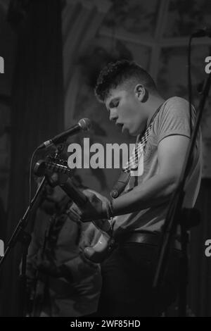 Isaac Taylor, Leadsänger und Gitarrist von No Hot Ashes, trat am 21. Juni 2014 live im Deaf Institute auf Stockfoto