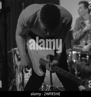 Isaac Taylor, Leadsänger und Gitarrist von No Hot Ashes, trat am 21. Juni 2014 live im Deaf Institute auf Stockfoto