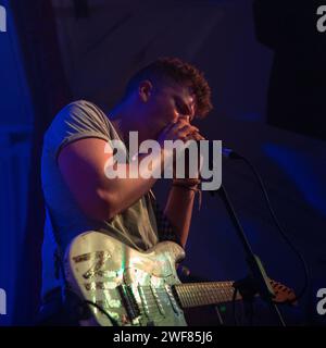 Isaac Taylor, Leadsänger und Gitarrist von No Hot Ashes, trat am 21. Juni 2014 live im Deaf Institute auf Stockfoto