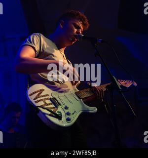 Isaac Taylor, Leadsänger und Gitarrist von No Hot Ashes, trat am 21. Juni 2014 live im Deaf Institute auf Stockfoto