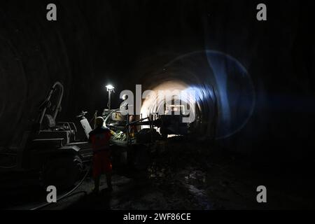 Österreich. Januar 2024. Die nächste Sprengung wird in einem der Hauptrohre des Brenner Basistunnels (BBT) vorbereitet. Mittelfristig steht ein erster Durchbruch beim Bau des Brenner-Basistunnels zwischen Österreich und Italien bevor. (Zu dpa: "Mittelfristig ist Ein Meilenstein für den Brenner-Basistunnel absehbar") Credit: Angelika Warmuth/dpa/Alamy Live News Stockfoto