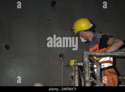 Österreich. Januar 2024. Die nächste Sprengung wird in einem der Hauptrohre des Brenner Basistunnels (BBT) vorbereitet. Mittelfristig steht ein erster Durchbruch beim Bau des Brenner-Basistunnels zwischen Österreich und Italien bevor. (Zu dpa: "Mittelfristig ist Ein Meilenstein für den Brenner-Basistunnel absehbar") Credit: Angelika Warmuth/dpa/Alamy Live News Stockfoto
