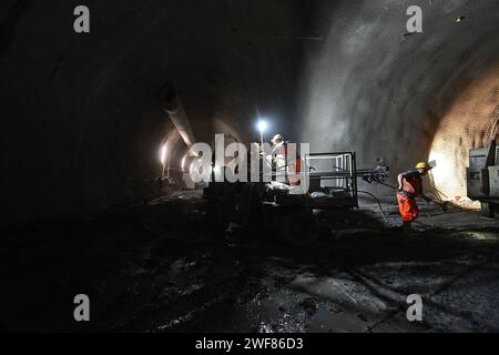 Österreich. Januar 2024. Die nächste Sprengung wird in einem der Hauptrohre des Brenner Basistunnels (BBT) vorbereitet. Mittelfristig steht ein erster Durchbruch beim Bau des Brenner-Basistunnels zwischen Österreich und Italien bevor. (Zu dpa: "Mittelfristig ist Ein Meilenstein für den Brenner-Basistunnel absehbar") Credit: Angelika Warmuth/dpa/Alamy Live News Stockfoto