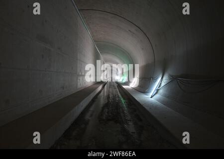 Österreich. Januar 2024. Eine der Hauptrohre im Brenner Basistunnel (BBT). Mittelfristig steht ein erster Durchbruch beim Bau des Brenner-Basistunnels zwischen Österreich und Italien bevor. (Zu dpa: "Mittelfristig ist Ein Meilenstein für den Brenner-Basistunnel absehbar") Credit: Angelika Warmuth/dpa/Alamy Live News Stockfoto