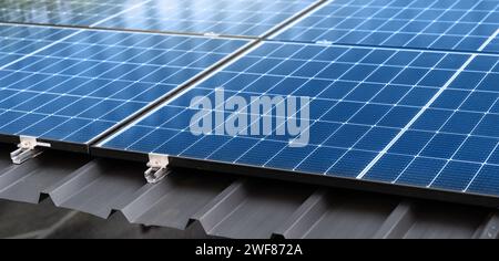 Sonnenkollektoren auf einem Dach. Stockfoto