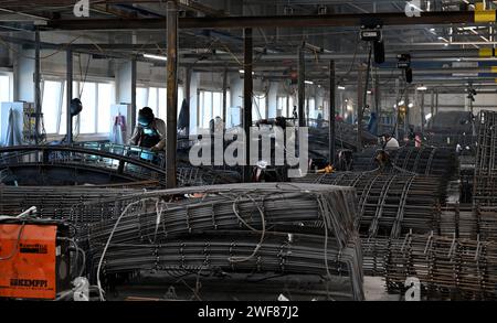 Österreich. Januar 2024. Segmente zur Verkleidung der Tunnelwand werden vor Ort auf der Baustelle Brenner Basistunnel (BBT) hergestellt. Der Bau des Brenner-Basistunnels zwischen Österreich und Italien soll mittelfristig seinen ersten Durchbruch erzielen. Angelika Warmuth/dpa/Alamy Live News Stockfoto