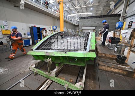 Österreich. Januar 2024. Segmente zur Verkleidung der Tunnelwand werden vor Ort auf der Baustelle Brenner Basistunnel (BBT) hergestellt. Der Bau des Brenner-Basistunnels zwischen Österreich und Italien soll mittelfristig seinen ersten Durchbruch erreichen. (Zu dpa: "Mittelfristig ist Ein Meilenstein für den Brenner-Basistunnel absehbar") Credit: Angelika Warmuth/dpa/Alamy Live News Stockfoto