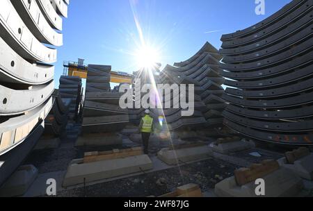 Österreich. Januar 2024. Segmente zur Auskleidung der Tunnelwand werden auf der Baustelle Brenner Basistunnel (BBT) gelagert. Mittelfristig steht ein erster Durchbruch beim Bau des Brenner-Basistunnels zwischen Österreich und Italien bevor. (Zu dpa: "Mittelfristig ist Ein Meilenstein für den Brenner-Basistunnel absehbar") Credit: Angelika Warmuth/dpa/Alamy Live News Stockfoto