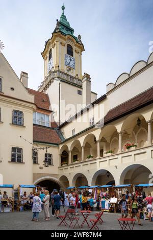 Ein lebhafter lokaler Markt im historischen Renaissancehof des Alten Rathauses in Bratislava, Slowakei, mit dem ikonischen Uhrturm. Stockfoto