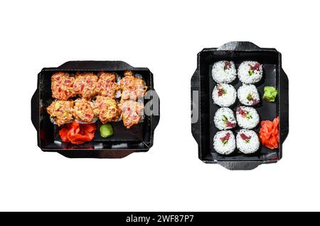 Die Sushi-Rollen im Lieferpaket, bestellt im Sushi-Restaurant zum Mitnehmen. Isoliert auf weißem Hintergrund. Draufsicht Stockfoto