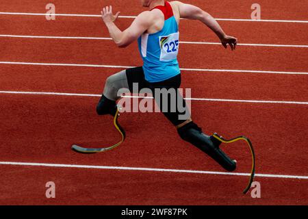 Männlicher Para-Athlet mit zwei Gliedmaßen-Mangel läuft auf Langsprung, Sommer-Para-Leichtathletik-Meisterschaften Stockfoto