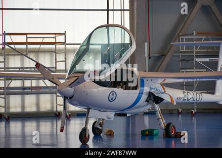 CASTRO DE REI, LUGO, SPANIEN; 26. JANUAR 2024: Leichtflugzeuge im Rozas Airborne Research Center (CIAR), einem Pionierflugzeug im unbemannten Flug Stockfoto