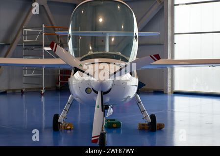 CASTRO DE REI, LUGO, SPANIEN; 26. JANUAR 2024: Leichtflugzeuge im Rozas Airborne Research Center (CIAR), einem Pionierflugzeug im unbemannten Flug Stockfoto