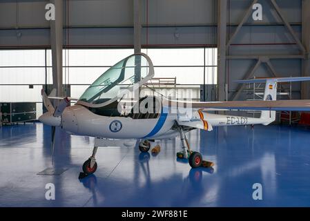 CASTRO DE REI, LUGO, SPANIEN; 26. JANUAR 2024: Leichtflugzeuge im Rozas Airborne Research Center (CIAR), einem Pionierflugzeug im unbemannten Flug Stockfoto