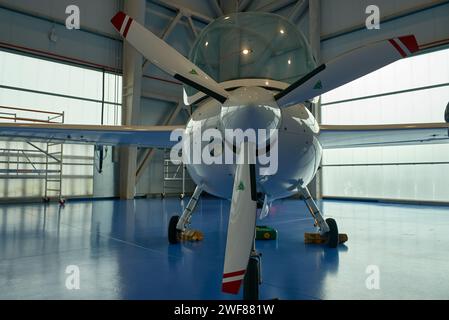 CASTRO DE REI, LUGO, SPANIEN; 26. JANUAR 2024: Leichtflugzeuge im Rozas Airborne Research Center (CIAR), einem Pionierflugzeug im unbemannten Flug Stockfoto