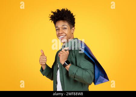 Cooler gutaussehender afroamerikaner mit Einkaufstasche Stockfoto