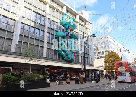 John Lewis Snapper Weihnachtswerbung 2023 in der Oxford Street, London, Großbritannien Stockfoto