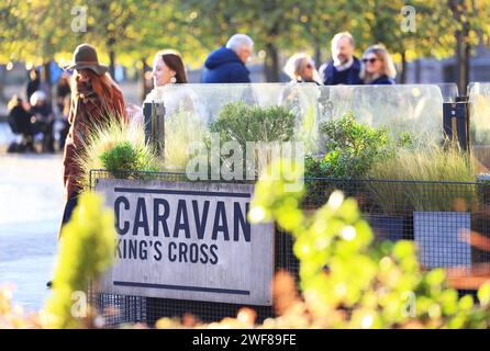 Trendiges Caravan Restaurant bei Wintersonne am Granary Square, im Kings Cross, Nord-London, Großbritannien Stockfoto