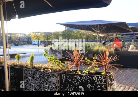 Trendiges Caravan Restaurant bei Wintersonne am Granary Square, im Kings Cross, Nord-London, Großbritannien Stockfoto