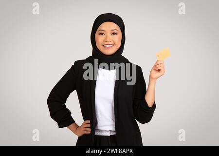 Eine junge Frau, die einen Hijab und einen professionellen schwarzen Blazer trägt Stockfoto