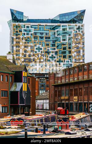 Blick auf den Cube durch das Gas Street Basin, eines der berühmtesten Architekturgebäude, entworfen von Ken Shuttleworth, in Birmingham, England. Stockfoto