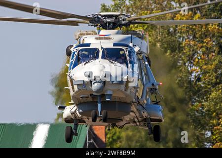 Der NH90 Hubschrauber der Royal Netherlands Navy trifft auf dem Luftwaffenstützpunkt kleine-Brogel ein. Peer, Belgien - 8. September 2023 Stockfoto