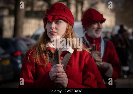 London, Großbritannien. Januar 2024. König Karl I. Hinrichtungsparade Nachstellung der English Civil war Society (ECWS). In traditioneller Kleidung aus dem 17. Jahrhundert versammeln sich ECWS-Mitglieder, um zu marschieren und von St. aus die Mall zu reiten James Palace Toward Horse Guards Parade, in der Karl I. von Englands auf seinem Weg zu seiner Hinrichtung vor dem Banketthaus im Jahr 1649 nachspielt. Es ist auch das 50. Mal, dass die Soldaten der Kings Army, dem royalistischen Teil der englischen Bürgerkriegsgesellschaft, dieses Ereignis gedenken. Guy Corbishley/Alamy Live News Stockfoto