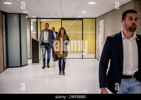 DEN HAAG - Dilan Yeşilgöz-Zegerius (VVD) kommt zu einem Gespräch mit dem Informanten Ronald Plasterk. Vertreter der PVV-, VVD-, NSC- und BBB-Fraktionen verhandeln die Kabinettbildung. ANP ROBIN UTRECHT niederlande raus - belgien raus Stockfoto