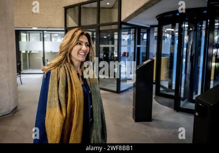 DEN HAAG - Dilan Yeşilgöz-Zegerius (VVD) kommt zu einem Gespräch mit dem Informanten Ronald Plasterk. Vertreter der PVV-, VVD-, NSC- und BBB-Fraktionen verhandeln die Kabinettbildung. ANP ROBIN UTRECHT niederlande raus - belgien raus Stockfoto