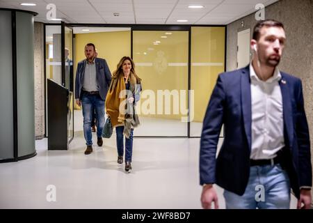 DEN HAAG - Dilan Yeşilgöz-Zegerius (VVD) kommt zu einem Gespräch mit dem Informanten Ronald Plasterk. Vertreter der PVV-, VVD-, NSC- und BBB-Fraktionen verhandeln die Kabinettbildung. ANP ROBIN UTRECHT niederlande raus - belgien raus Stockfoto