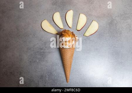 Blick von oben auf einen Kegel mit Apfelkuchen-Eis und Äpfeln. Weiche Ansicht Stockfoto