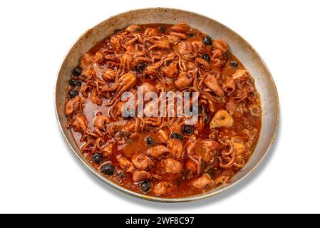 Baby-Oktopus in Tomatensauce in Aluminiumpfanne isoliert auf weiß mit Schneideweg, gedünsteter Oktopus mit Tomaten und Oliven - italienisches Rezept namens MOS Stockfoto