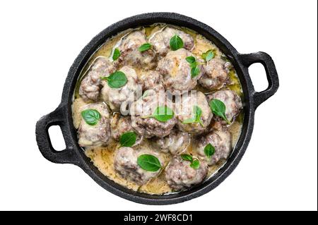 Rindfleischbällchen in Sahnesauce in einer Pfanne. Isoliert auf weißem Hintergrund. Draufsicht Stockfoto