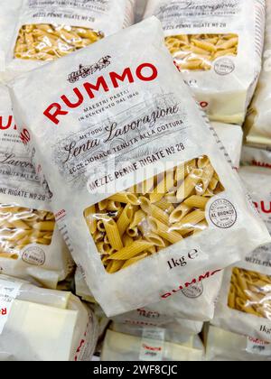 Italien - 26. Januar 2024: Nudeln halber Penne Rigate Rummo Pasta Masters hergestellt mit der Methode Slow Processing in recycelbaren Papierverpackungen. Rummo ist historisch Stockfoto