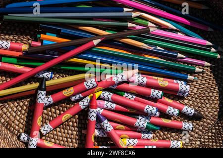 Aus nächster Nähe sehen Sie bunte Buntstifte und Farbstifte. Stockfoto