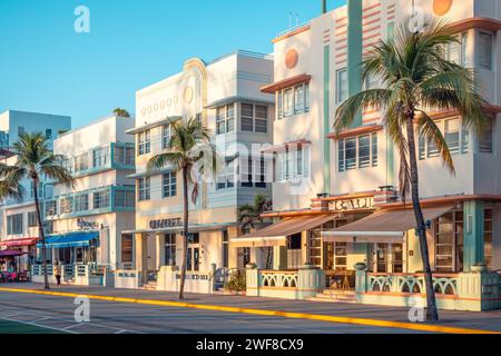 Miami Beach, Vereinigte Staaten - Januar 13-2024 - Art déco-Gebäude der berühmten Ocean Drive im Morgenlicht Stockfoto