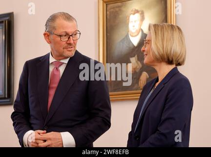 Rainer Dulger, Präsident der Bundesvereinigung der Deutschen Arbeitgeberverbände BDA, Katja Scharpwinkel, Leiterin der Region Europa, Naher Osten und Afrika bei BASF, Deutschland, Berlin, Schloss Bellevue, Gespräch zum gesellschaftlichen Zusammenhalt in Deutschland mit Vertreterinnen und Vertretern von Wirtschaftsverbänden, dem Deutschen Gewerkschaftsbund sowie Unternehmen und Betriebsräten *** Rainer Dulger, Präsidentin des Bundesverbandes deutscher Arbeitgeberverbände BDA , Katja Scharpwinkel, Leiterin der Region Europa, Naher Osten und Afrika bei BASF, Deutschland, Berlin, Schloss Bellevue, Disc Stockfoto