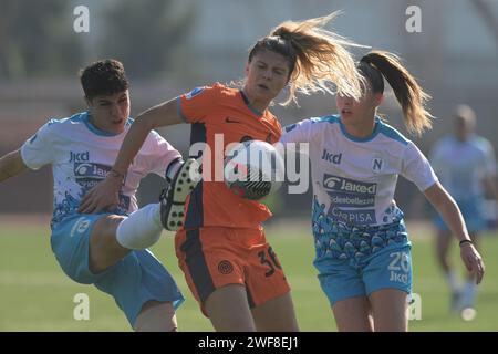 Cercola, Italien. Januar 2024. Paola Di Marino vom SSC Napoli tritt am 27. Januar 2024 in Cercola, italien um den Ball bei dem Serie A Frauenspiel zwischen Napoli Femminile und FC Internazionale im Giuseppe Piccolo Stadium an. Endpunktzahl 2-3 (Foto: Agostino Gemito/Pacific Press/SIPA USA). SIPA USA/Alamy Live News Stockfoto