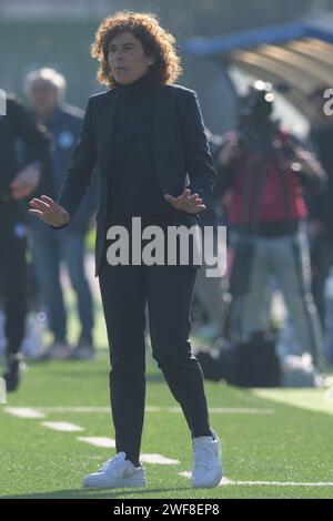 Rita Guarino Coach des FC Internazionale Gesten während des Serie A Frauenspiels zwischen Napoli Femminile und FC Internazionale im Giuseppe Piccolo Stadium am 27. Januar 2024 in Cercola, italien Endpunktzahl 2-3 (Foto: Agostino Gemito/Pacific Press/SIPA USA) Stockfoto