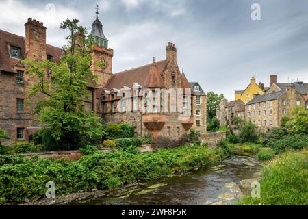 Stadtbild des Dorfes Dean und Wasser des Flusses Leith in Edinburgh, Schottland Stockfoto