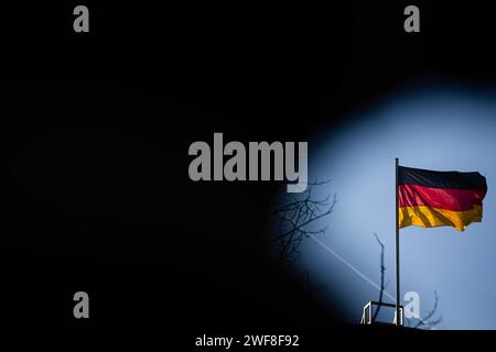 Die Fahne der Bundesrepublik Deutschland am 29. Januar 2024 auf einem Gebäude in Berlin. Deutschland Fahne *** die Flagge der Bundesrepublik Deutschland am 29. Januar 2024 auf einem Gebäude in Berlin Deutschland Flagge Stockfoto