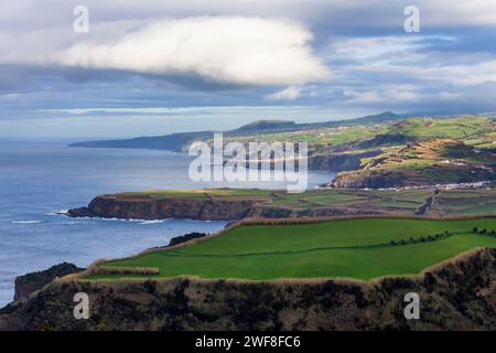 Die Insel São Miguel auf den Azoren mit wunderschönen Landschaften und grünen Feldern. Stockfoto