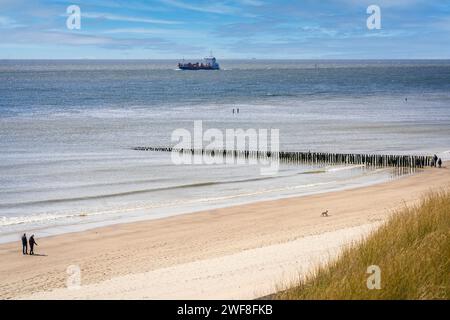 Mit Blick von den Sanddünen nach unten entfalten sich Strand und Meer bei Westkapelle in Zeeland unter dem strahlenden Sonnenlicht eines ruhigen Wintertages Stockfoto