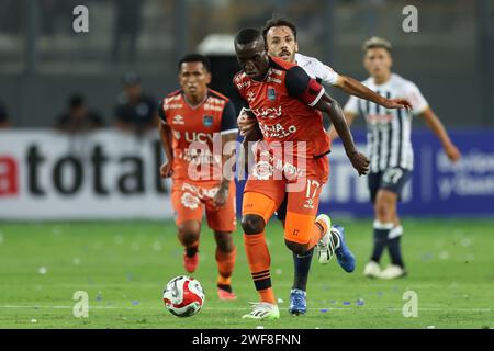 Yorleys Mena von Universidad Cesar Vallejo und Sebastian Rodriguez von Alianza Lima während des Liga-1-Spiels zwischen Alianza de Lima und Cesar Vallejo spielten am 28. Januar 2024 im Nacional Stadium in Lima, Peru. (Foto: Miguel Marrufo / PRESSINPHOTO) Stockfoto