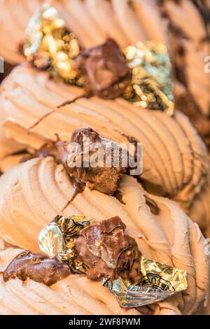 Nahansicht der Süßigkeiten-Bar mit Eisgeschmack. Weichzeichner Stockfoto